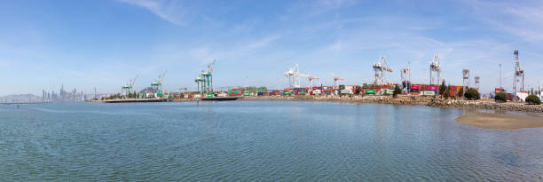 panoramablick auf den hafen von oakland, den hafen, der san francisco mit fracht bedient - cargo container san francisco county harbor skyline stock-fotos und bilder