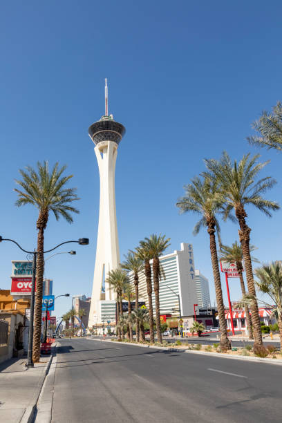 vista sulla torre stratosphere e sull'hotel di las vegas - stratosphere foto e immagini stock