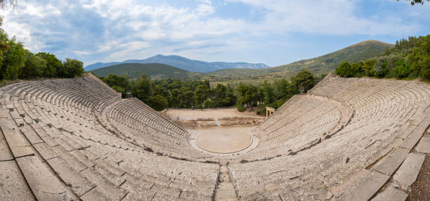 starożytny teatr epidauros (epidavros), argolis, grecja - epidaurus greece epidavros amphitheater zdjęcia i obrazy z banku zdjęć