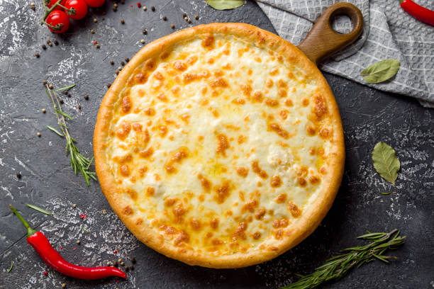 pizza de queso a bordo en piedra oscura vista de mesa - cheese pizza fotografías e imágenes de stock