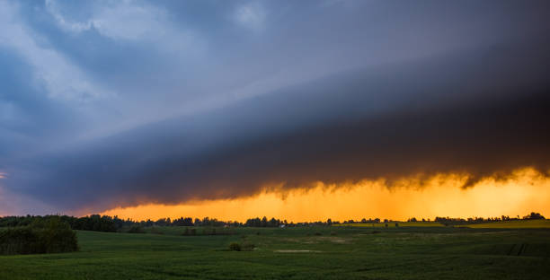 nube de tormenta a la luz del atardecer, nube de estante con luz dramática - arcus cloud fotografías e imágenes de stock