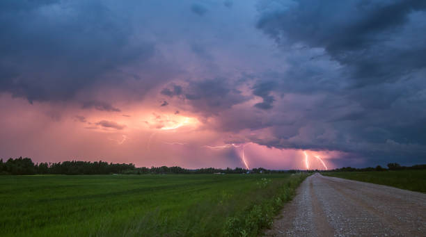 tempestade com queda de raios, conceito de tempestade de verão - global warming flash - fotografias e filmes do acervo