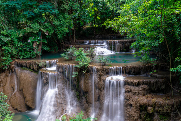 huai mae khamin 폭포 층 네 번째 층 chatkaew, 풍경 사진, 폭포 srinakarin 국립 공원 kanchanaburi 관광객과 캠핑을위한 태국의 랜드 마크에서 - srinakarin 뉴스 사진 이미지