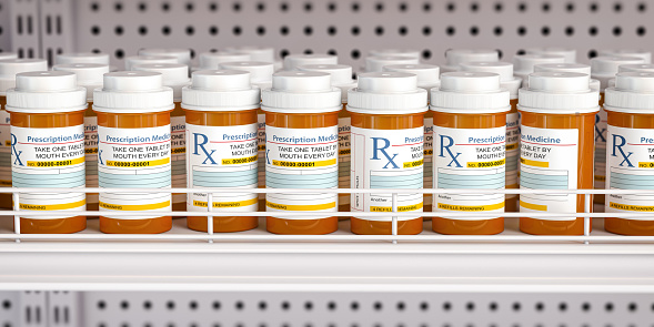 Fila de frascos de medicamentos y caja de tabletas de píldoras en el estante de la farmacia. photo