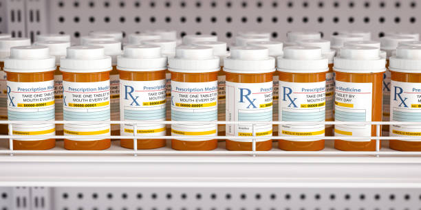 ряд флаконов с лекарствами и таблеток на полке аптеки. - drug label стоковые фото и изображения