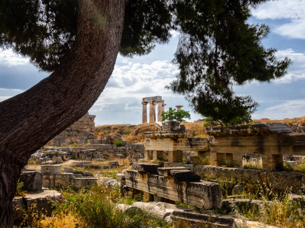 古代都市コリントとアポロ神殿の遺跡は、穏やかな昼間に撮影 - apollo greek god ancient greece greek culture ストックフォトと画像
