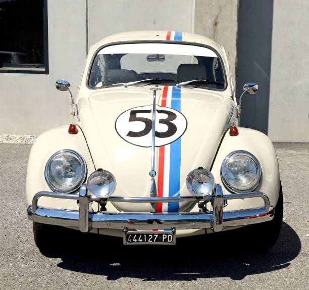 widok z przodu białego volkswagena type 1 , znanego jako beetle podczas spotkania zabytkowego samochodu - 1960s style image created 1960s retro revival photography zdjęcia i obrazy z banku zdjęć