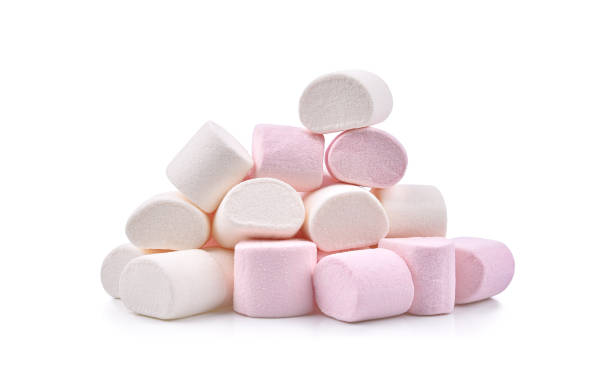 marshmallows, isoliert auf weiss  - marshmallow stock-fotos und bilder