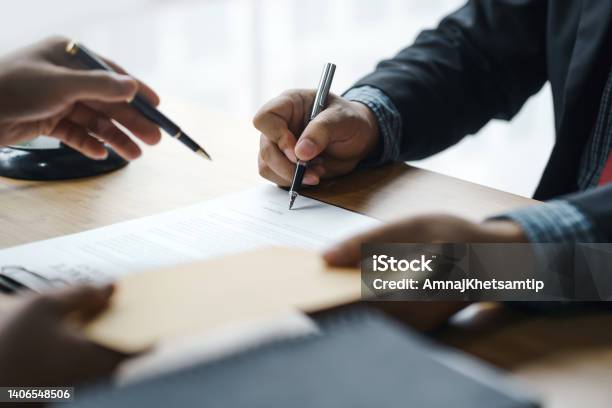 The Legal Execution Department Makes An Appointment With The Customer To Sign A Mediation Agreement To Pay The Debt Stock Photo - Download Image Now