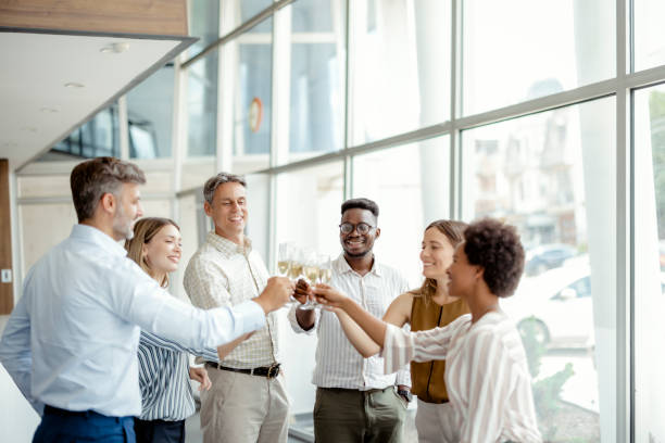 saludos a otro año exitoso - fiesta en la oficina fotografías e imágenes de stock