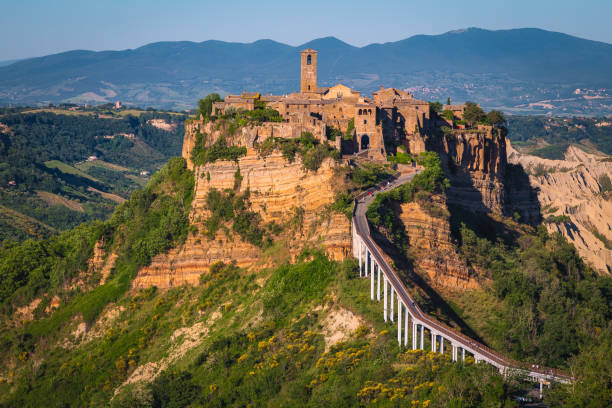 increíble vista con el pueblo de civita di bagnoregio en el acantilado - civita di bagnoregio fotografías e imágenes de stock