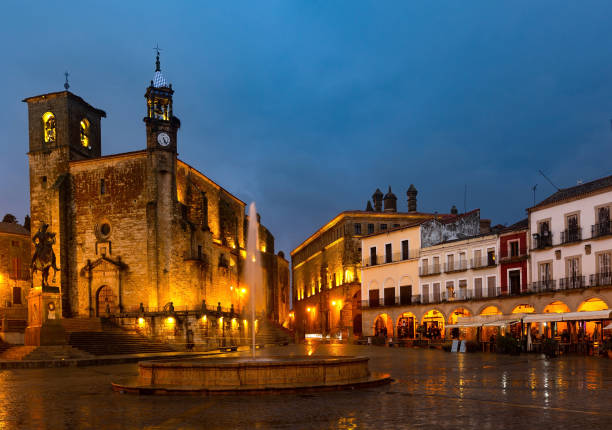 central square of trujillo, plaza mayor, at dusk - caceres imagens e fotografias de stock