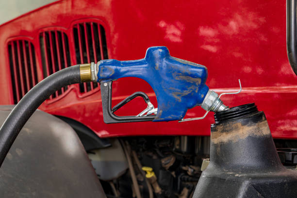 fotografii de stoc, fotografii și imagini scutite de redevențe cu duza de combustibil diesel care alimentează tractorul agricol. costurile de producție agricolă, creșterea prețului combustibilului și conceptul de poluare a emisiilor. - motorină