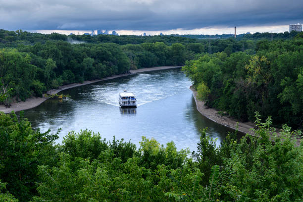 wide angle image of paddle-wheeler on the mississippi river - mississippi river imagens e fotografias de stock