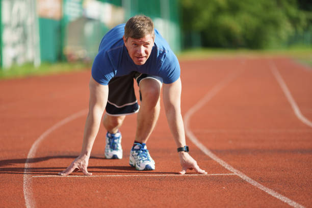 красавец готов бежать на московском стадионе - starting line running sprinting alertness стоковые фото и изображения