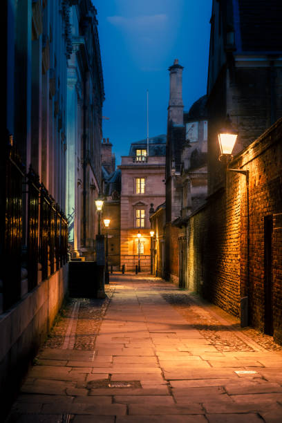 escena nocturna de cambridge, reino unido - callejuela fotografías e imágenes de stock