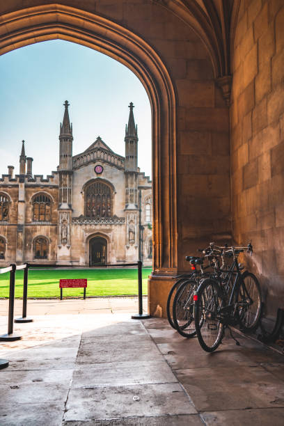 vue à travers la porte d’entrée en bois du st john’s college cambridge - st johns college photos et images de collection