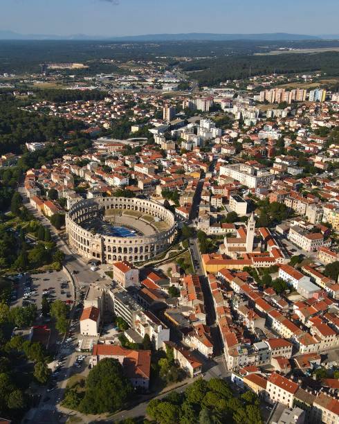 drohnenaufnahme von pula arena, amphitheater, kroatien - amphitheater pula stock-fotos und bilder