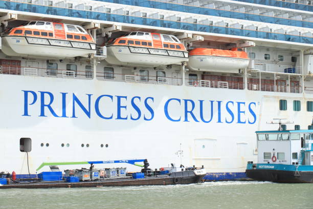 emerald princess betrieben von princess cruises - repairing sky luxury boat deck stock-fotos und bilder