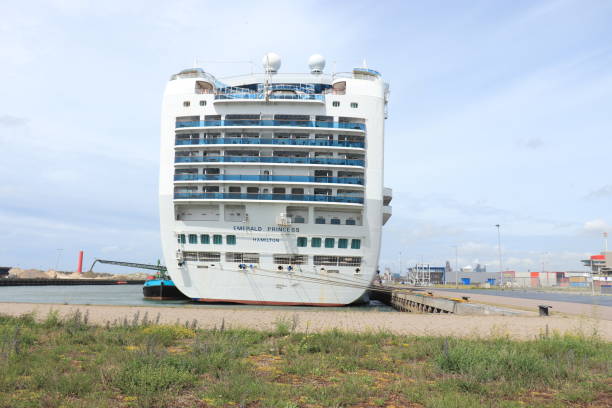 emerald princess betrieben von princess cruises - repairing sky luxury boat deck stock-fotos und bilder