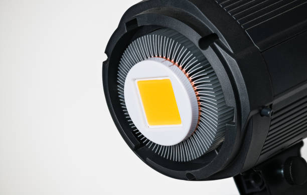 módulo led amarillo en reflector fotográfico con aletas de refrigeración de aluminio sobre fondo blanco - heat sink fotografías e imágenes de stock