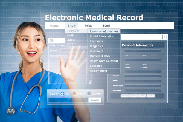 médica com tela de exibição mostrando registro médico eletrônico. - registo médico eletrónico - fotografias e filmes do acervo