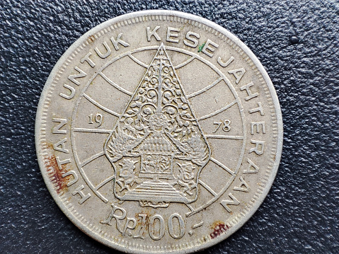 This Indonesian coin 100 rupiah issued in 1978 is made of nickel.