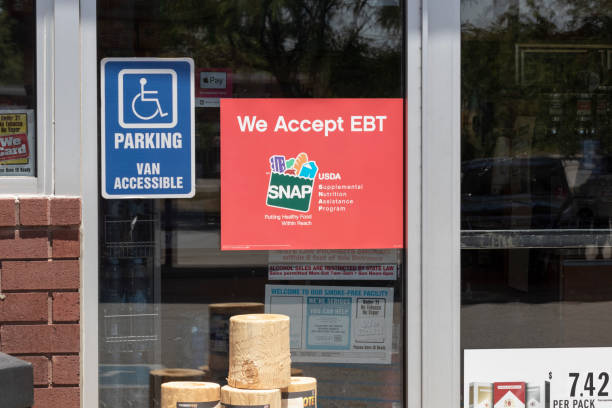 snap y ebt aceptado aquí firmar. snap y food stamps proporcionan beneficios nutricionales para complementar los presupuestos de las familias desfavorecidas. - snap fotografías e imágenes de stock