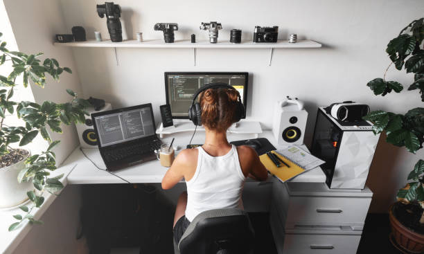 fille programmeuse dans le lieu de travail des développeurs modernes pour écrire du code avec un ordinateur blanc et un fauteuil confortable. - web designer photos et images de collection