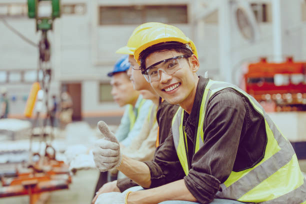 heavy industry worker workman service team arbeitet in der metallfabrik porträt glücklich lächelnd. - auszubildender stock-fotos und bilder
