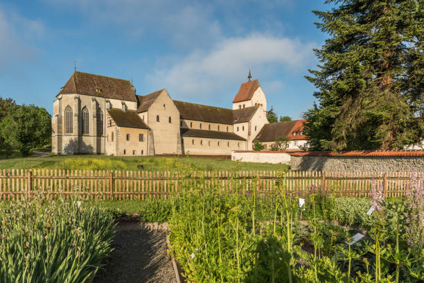 minster of st. maria and markus and cloister garden, reichenau abbey - romanesque imagens e fotografias de stock