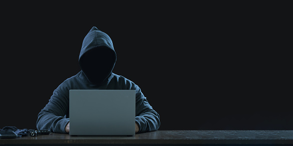 Big financial data theft concept. Los hackers anónimos de Panorama están pirateando datos financieros altamente protegidos a través de computadoras photo