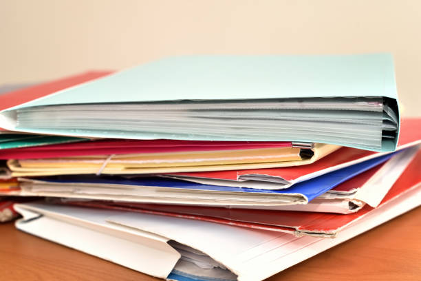 stack of document files on the brown wooden desk - book school desk old imagens e fotografias de stock