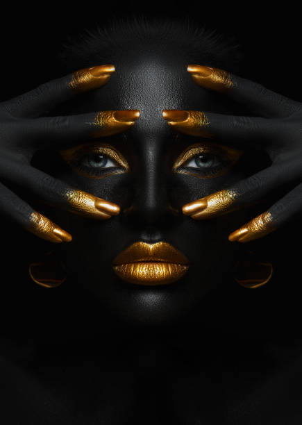 красавица черная кожа цвет боди-арт, золотой макияж губ век, кончики пальцев ногти в золотом цвете краски. профессиональный золотой макияж - body adornment стоковые фото и изображения