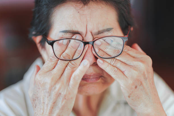 Elderly women rub their eyes or touch their eyes because of eye strain. Eye disease in the elderly. Elderly women rub their eyes or touch their eyes because of eye strain. Eye disease in the elderly. human eye scratching allergy rubbing stock pictures, royalty-free photos & images