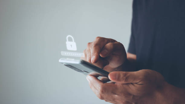 アジアのビジネスマンは、セキュリティのロックを解除するために、生体認証2段階認証のためのパスワードを検証するためにスマートフォン上でアクセスするためにスマートフォンを使用し - 保安 ストックフォトと画像