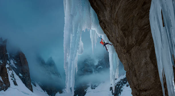 escalada no gelo em cenário surreal - ice climbing - fotografias e filmes do acervo