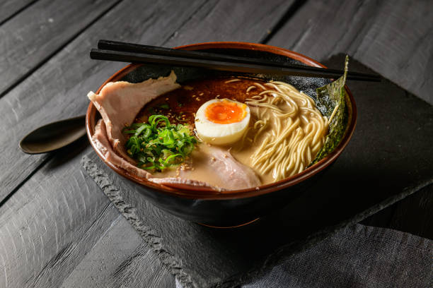 japanische tonkotsu ramen - tonkatsu stock-fotos und bilder