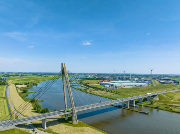 puente eilandbrug sobre el río ijssel vista aérea de drones - netherlands dyke polder aerial view fotografías e imágenes de stock