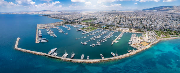 panorama-luftaufnahme des yachthafens alimos in süd-athen - marina stock-fotos und bilder