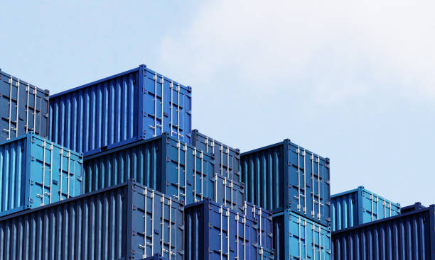 stapel blauer containerboxen mit himmelshintergrund. frachtfrachtversand für die import- und exportlogistik. geschäfts- und transportkonzept. rendern von 3d-illustrationen - container stock-fotos und bilder