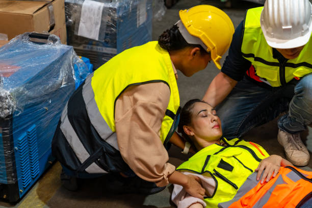 une travailleuse asiatique blessée dans un entrepôt d’usine - accident physical injury falling ladder photos et images de collection