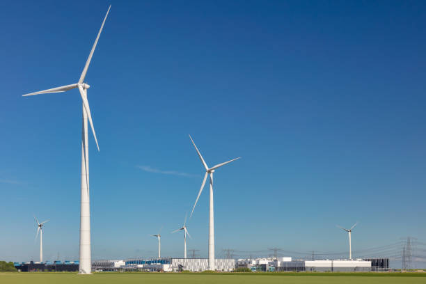 centro de dados do google com turbinas eólicas circundantes em frente a um céu azul claro em eemshaven, holanda - google analytics - fotografias e filmes do acervo