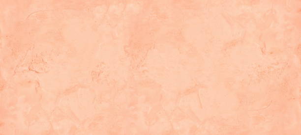 pastellfarbene pfirsichfarbe lackiert alte raue zementputz breitbild-textur. gealterte außenwandleuchte orange breiter hintergrund - orange wall textured paint stock-fotos und bilder