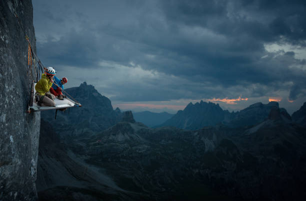 escaladores en plataforma - extreme sports risk high up sport fotografías e imágenes de stock