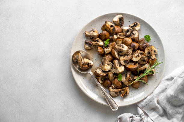 geröstete, gebackene pilze, hausgemachte speisen. draufsicht, essensfoto, kopierraum - champignon stock-fotos und bilder