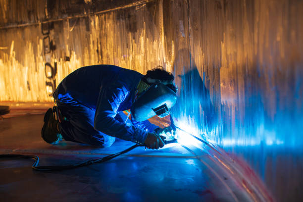 welding  arc argon worker male repaired metal is welding sparks industrial construction tank stainless - espaço confinado imagens e fotografias de stock