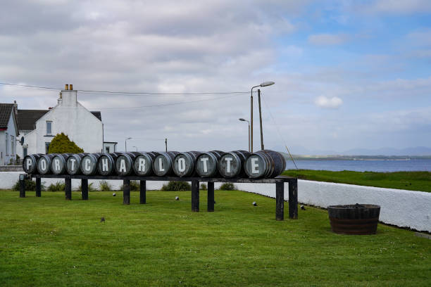 die bruichladdich whiskybrennerei auf islay - bruichladdich whisky stock-fotos und bilder