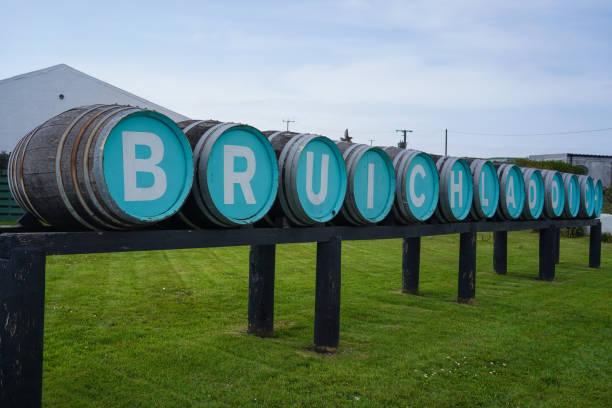 アイレー島のブルーイクラディッヒウイスキー蒸留所 - bruichladdich whisky ストックフォトと画像