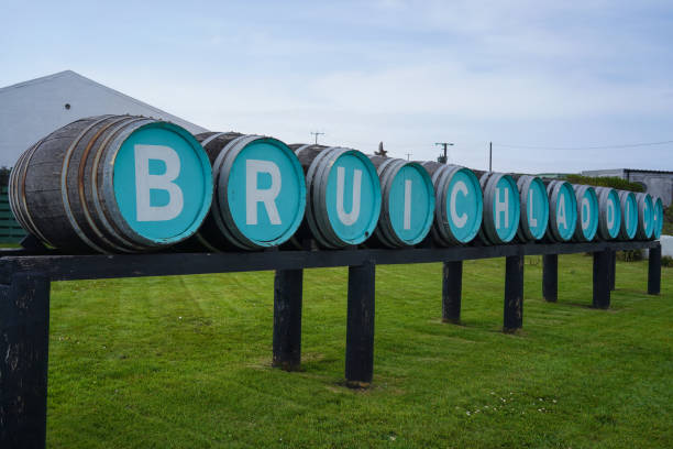 завод по производству виски bruichladdich на острове айлей - bruichladdich whisky стоковые фото и изображения